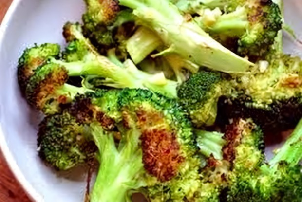 Брокколи, запеченная с чесноком