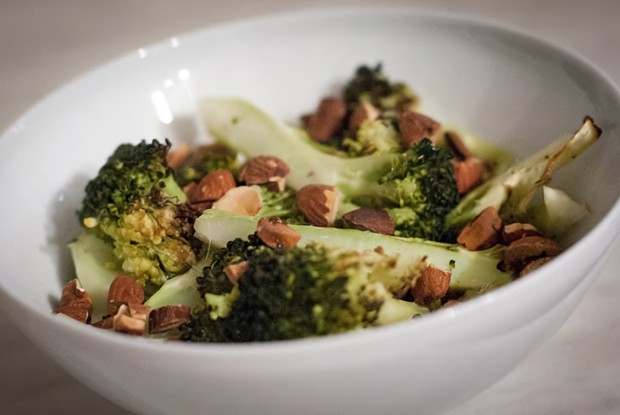 Брокколи, запеченная с миндалем
