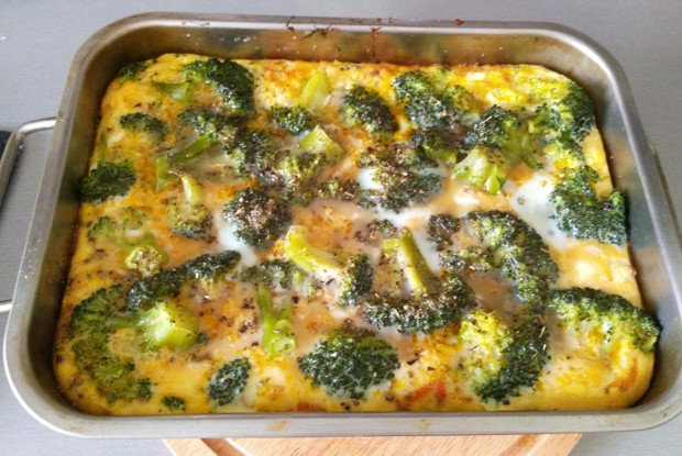 Брокколи, запеченная в духовке, с яйцами и травами