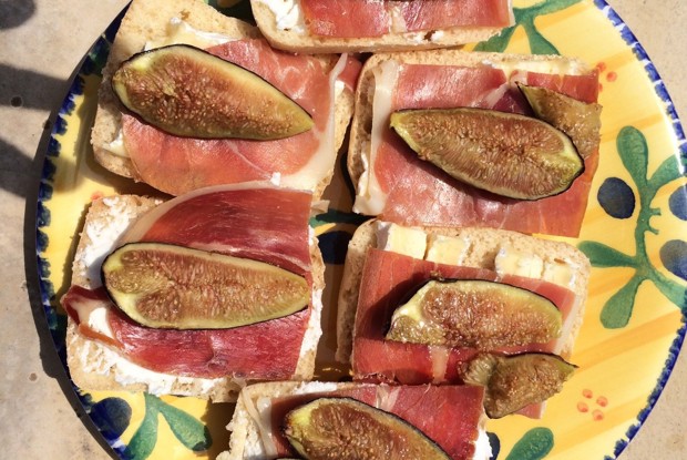 Брускетта по-провански с инжиром и лавандовым медом