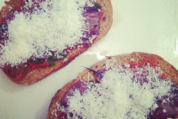 Брускетта с анчоусами и пармезаном