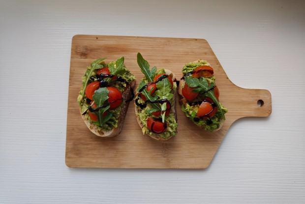 Брускетта с авокадо и помидорами черри