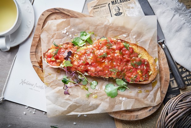 Брускетта с авокадо и помидорами