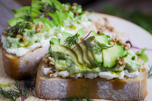 Брускетта с авокадо и рикоттой