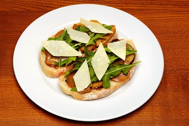 Брускетта с белыми грибами и рукколой