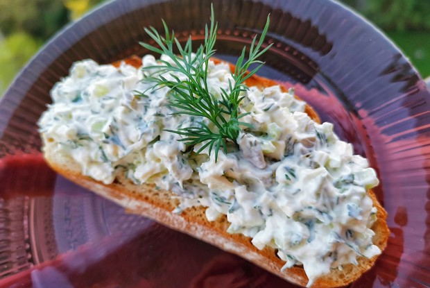 Брускетта с брынзой и сметаной