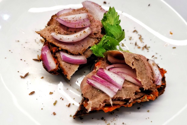 Брускетта с бужениной и томатным соусом