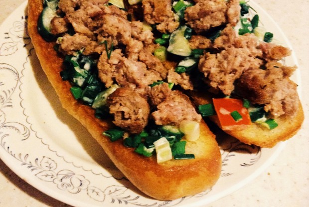 Брускетта с фаршем и овощами