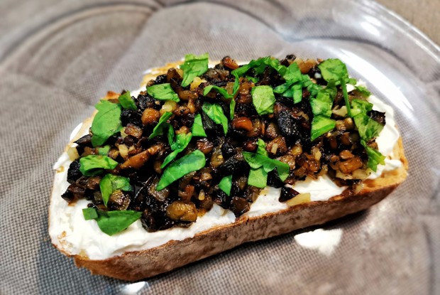 Брускетта с грибами и баклажаном