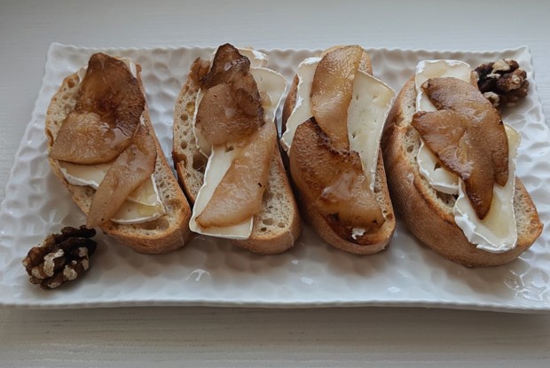 Брускетта с грушей, сыром и медом