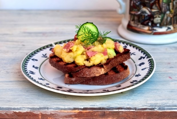 Брускетта с холодной фриттатой