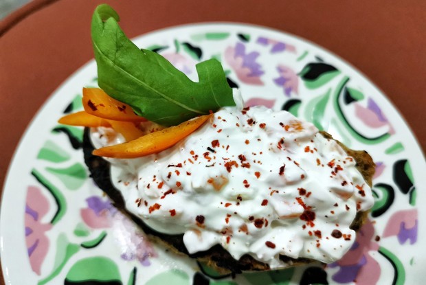 Брускетта с хурмой и сыром