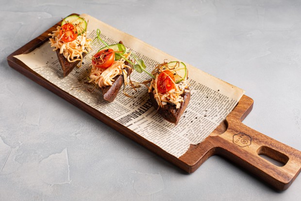 Брускетта с крабом