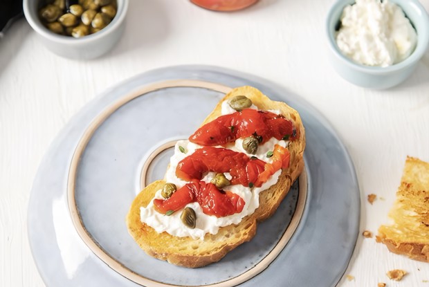 Брускетта с кремом из рикотты и феты с печеным перцем