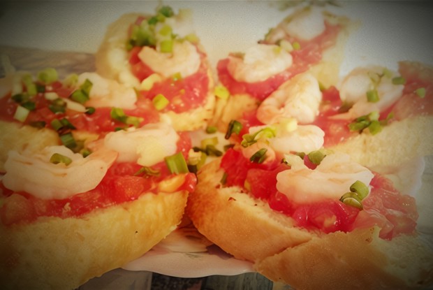 Брускетта с креветками и авокадо