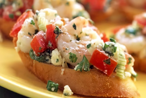Брускетта с креветками и фетой