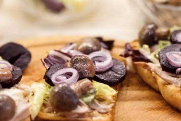 Брускетта с курицей и свеклой