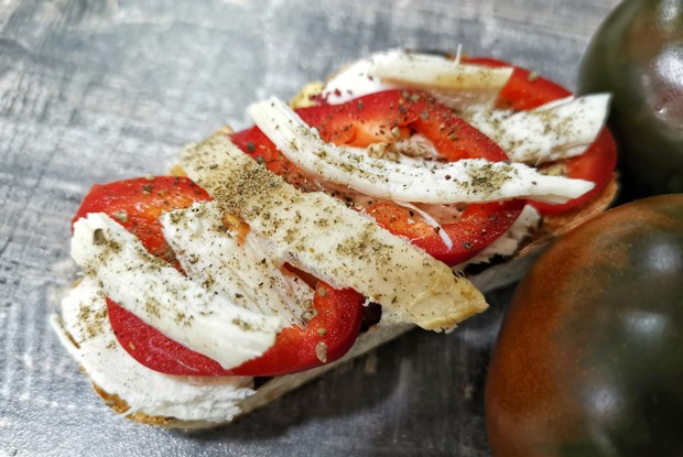 Брускетта с курицей
