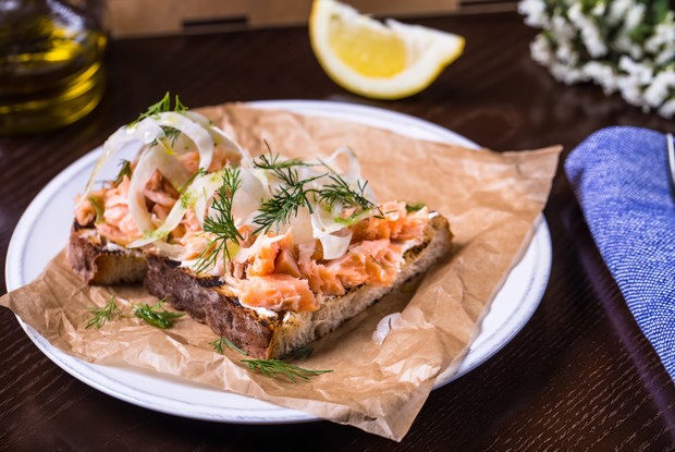 Брускетта с лососем, фенхелем и сыром