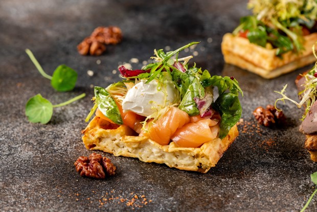 Брускетта с лососем на картофельной вафле