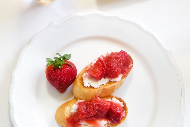 Брускетта с маскарпоне и свежей клубникой