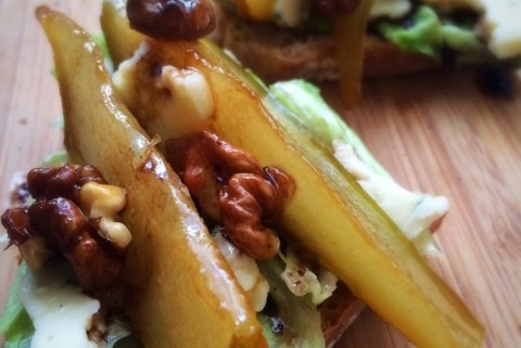 Брускетта с медовой грушей и сыром дор-блю