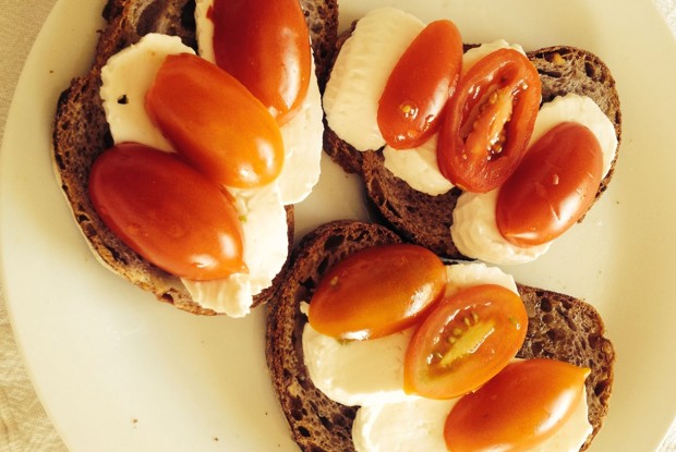 Брускетта с моцареллой и помидорами