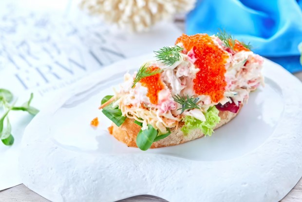 Брускетта с мясом камчатского краба