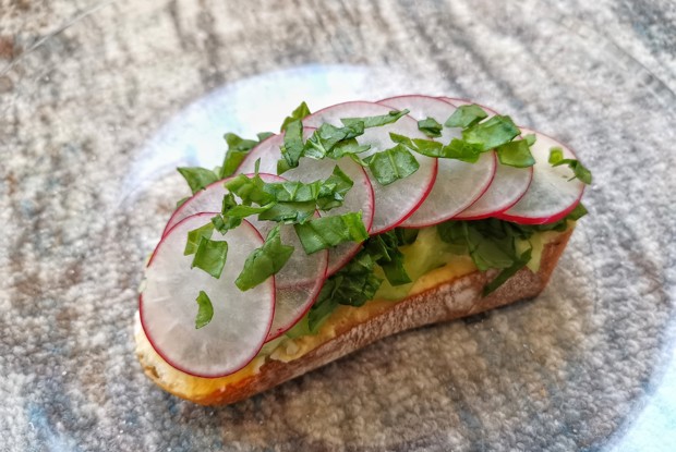 Брускетта с овощами и зеленью