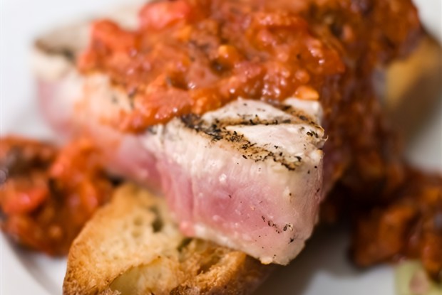 Брускетта с пармской ветчиной и томатной приправой