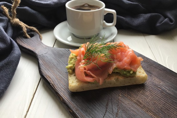 Брускетта с пастой из авокадо и семгой