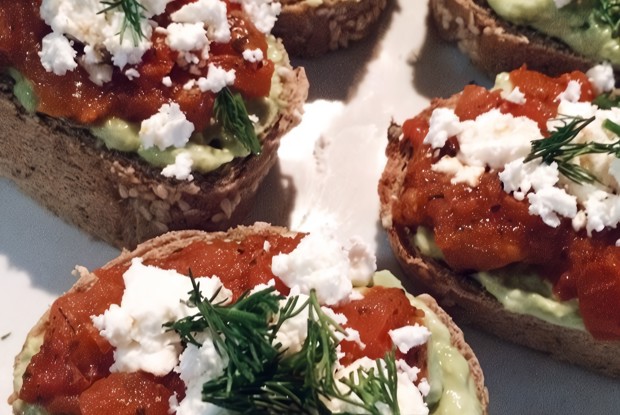 Брускетта с пастой из авокадо, помидорами и брынзой