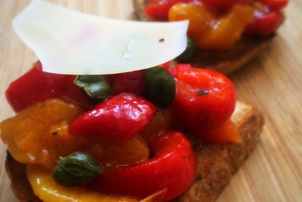 Брускетта с печеными перцами