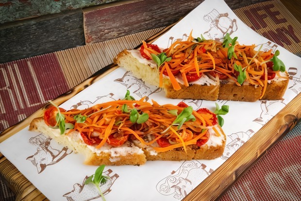 Брускетта с печеными томатами от Funny Cabany