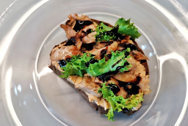 Брускетта с перепелом