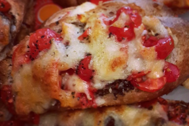 Брускетта с помидорами черри и сыром моцарелла