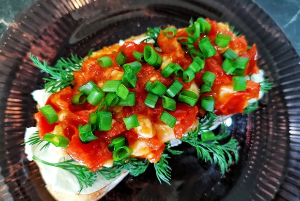 Брускетта с помидорами черри и сыром