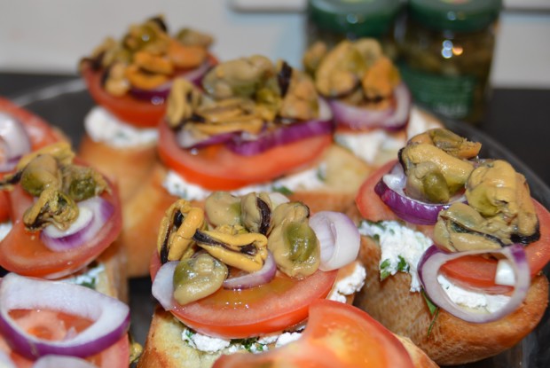 Брускетта с помидорами и мидиями