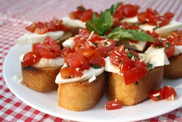 Брускетта с помидорами и моцареллой