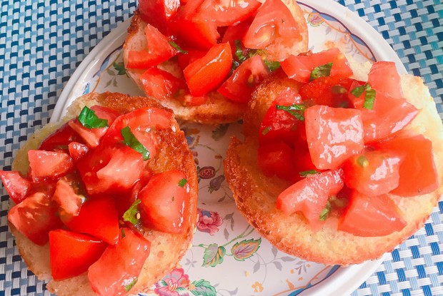 Брускетта с помидорами с моденским уксусом