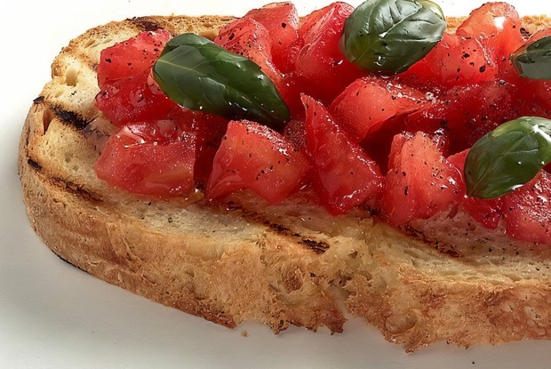 Брускетта с помидором и бальзамиком