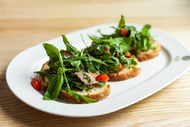 Брускетта с ростбифом  и вялеными помидорами