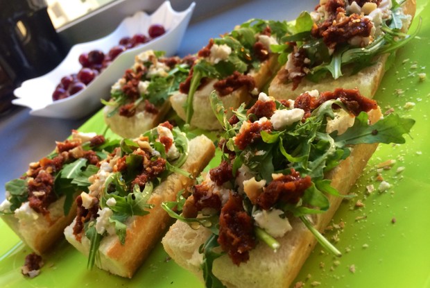 Брускетта  с рукколой, медом, чесноком и орехами