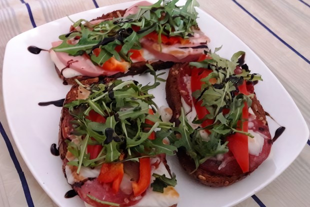 Брускетта с салями, рукколой, моцареллой и бальзамиком