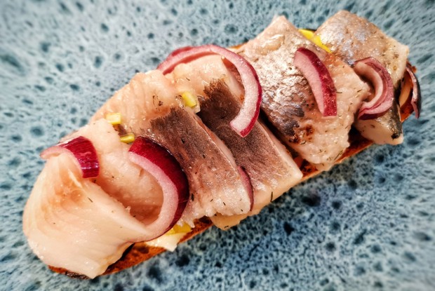 Брускетта с селедкой и халапеньо