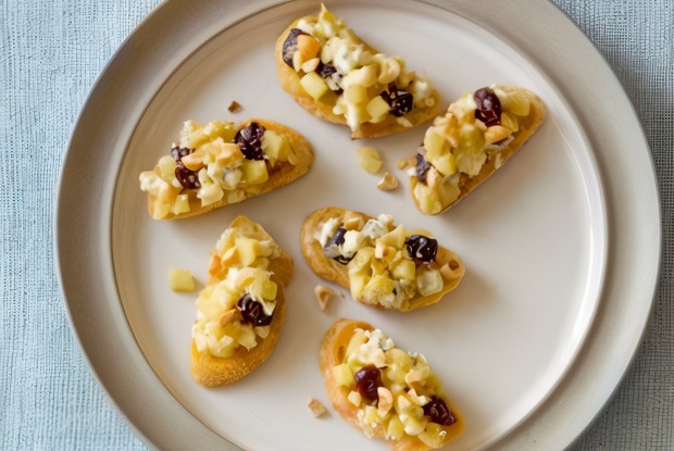 Брускетта с сырами, сушеной вишней и орехами