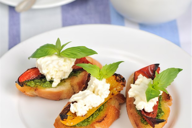 Брускетта с соусом песто, запеченными перцами и козьим сыром