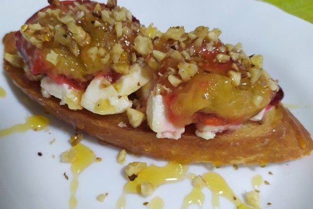 Брускетта с сыром и сливой
