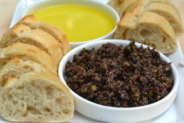 Брускетта с тапенадом из черных оливок