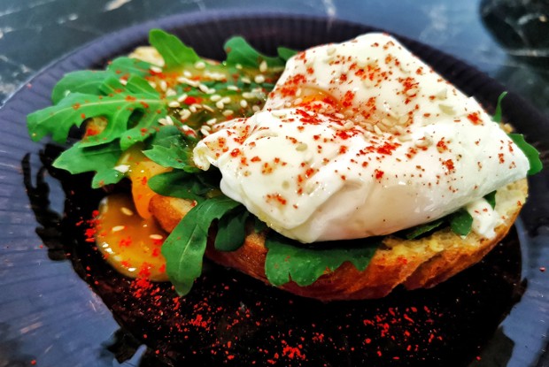 Брускетта с яйцом пашот